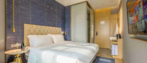 Cubrecamas y minibar con artículos gratuitos