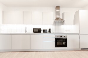 Kühlschrank, Mikrowelle, Ofen, Herdplatte