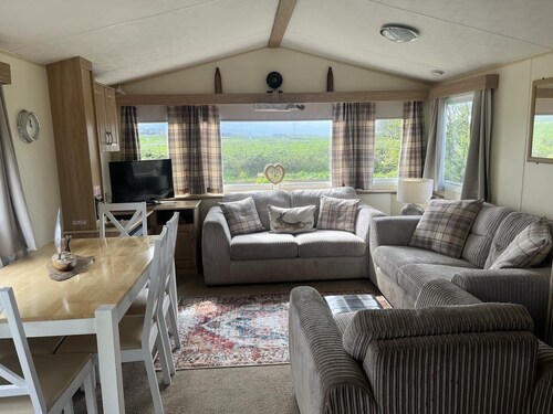 Caravan - Sleeps 8 - Decking - Pets Ok - Parking