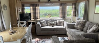 Caravan - Sleeps 8 - Decking - Pets Ok - Parking