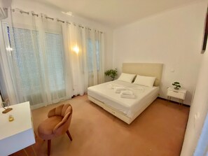 4 bedrooms, iron/ironing board, WiFi, bed sheets