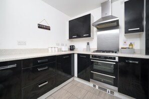 Mikrobølgeovn, ovn, kokeplater og vannkoker