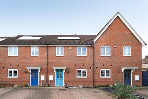 Exterior - New Built Immaculate Condition House. Garden & Private Parking. (Rainham)