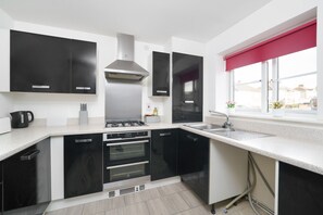 Microwave, oven, stovetop, electric kettle - New Built Immaculate Condition House. Garden & Private Parking. (Rainham)