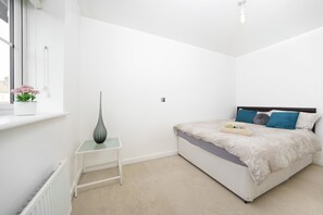 3 bedrooms, iron/ironing board, WiFi, bed sheets - New Built Immaculate Condition House. Garden & Private Parking. (Rainham)