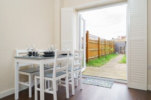 Outdoor dining - New Built Immaculate Condition House. Garden & Private Parking. (Rainham)