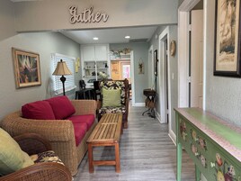 Casa básica | Zona de estar | Smart TV de 32 pulgadas con canales digitales, Netflix