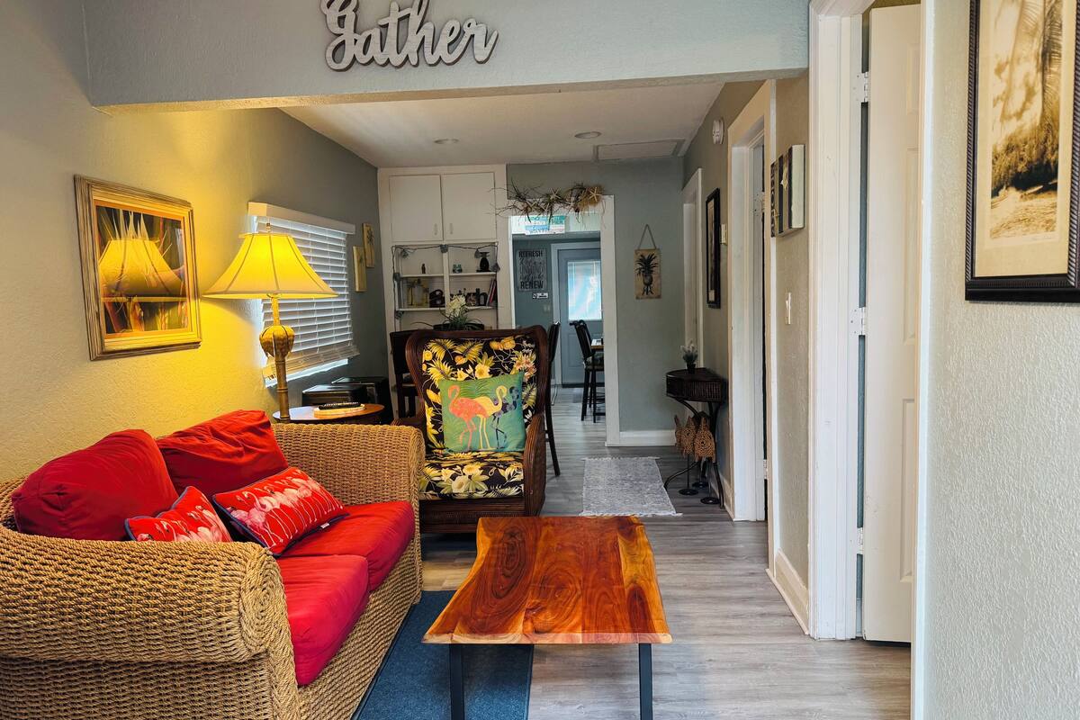 Hus – basic | Oppholdsområde | En 32-tommers smart-TV med digitale kanaler samt Netflix