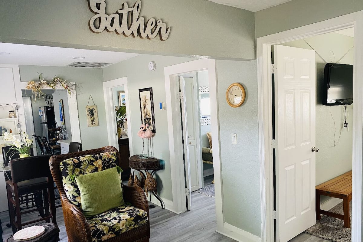 Basic House | Living area | 32-inch Smart TV with digital channels, Netflix, streaming services