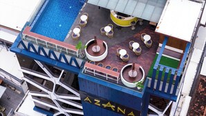A rooftop pool area with seating and a bar. - Azana Style Hotel Tulungagung (Tulungagung)