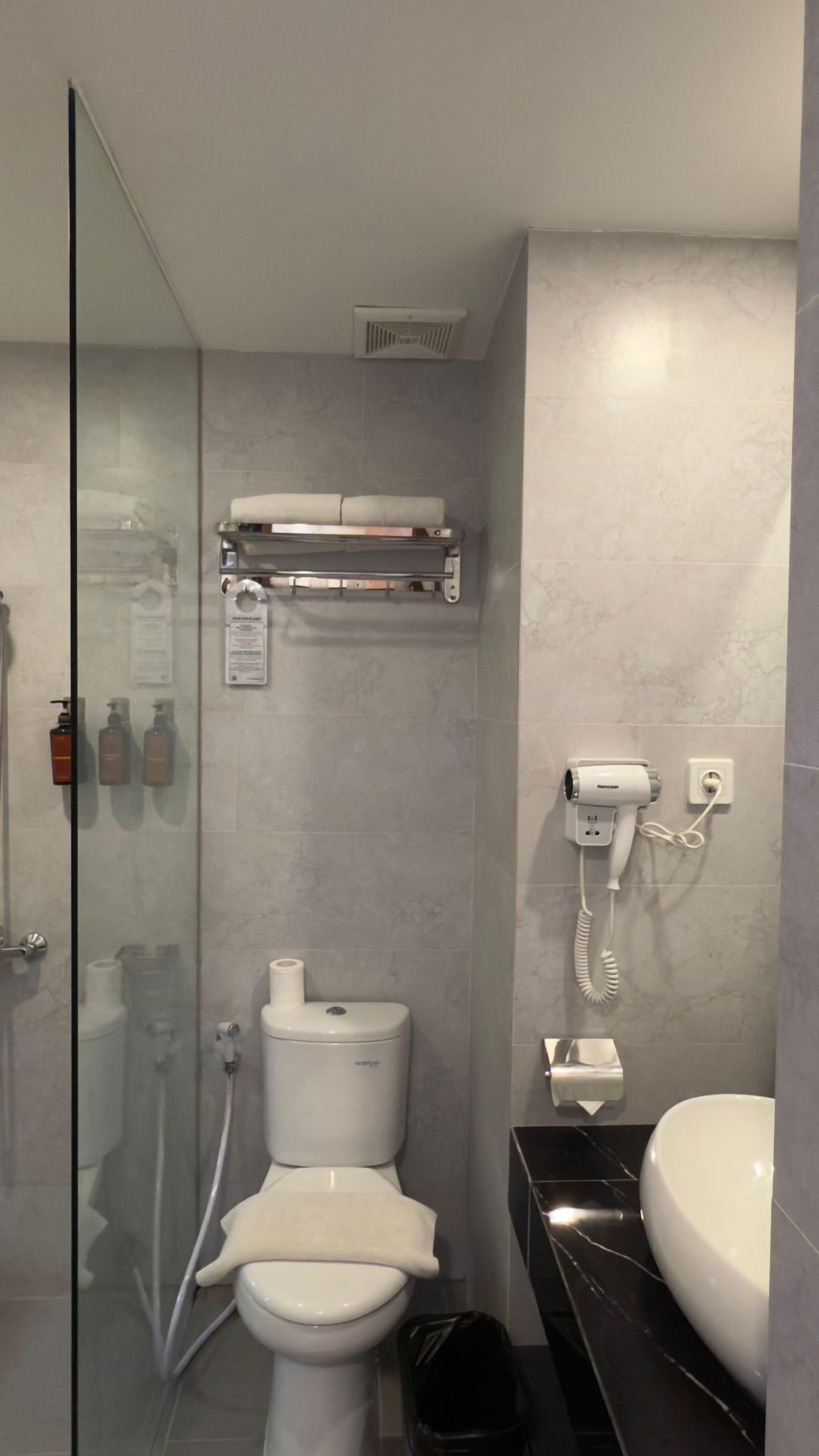 Habitación familiar doble, 1 habitación | Baño | Ducha y cabezal de ducha tipo lluvia