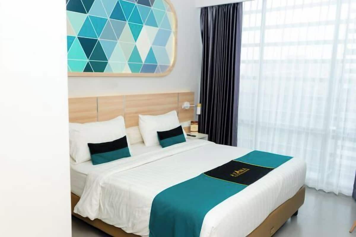 Premium bedding, desk, free WiFi
