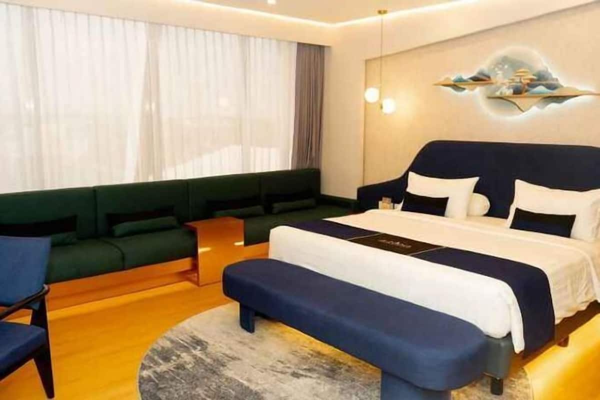 Premium bedding, desk, free WiFi