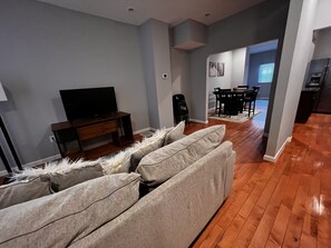 Living area - Beautiful, Modern DC Rowhouse near Union Market (Washington)