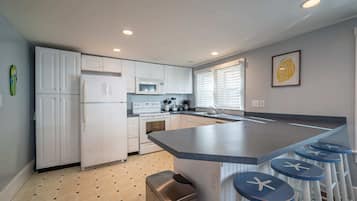 Basic Apartment | Private kitchen | Full-sized fridge, microwave, oven, stovetop