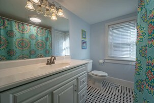 Basic Apartment | Bathroom | Towels, soap, shampoo, toilet paper