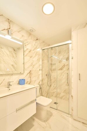 Douche, séchoir à cheveux, savon, shampooing