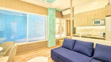 Een televisie en boeken