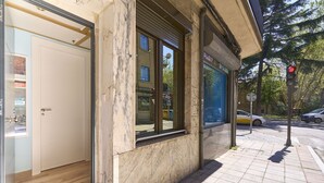 A building with a marble facade, a door, and a window. - GuestReady - Bright and Cozy studio in Salamanca (Salamanca)