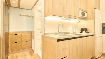 Een koelkast, een magnetron, een vaatwasser