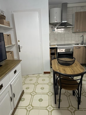 Refrigerador, parrilla de estufa, tostadora y utensilios de cocina 
