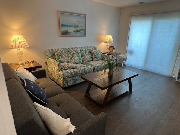 Smart-TV, Bücher, Videothek, Stereoanlage