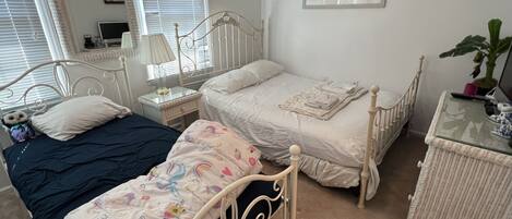 2 habitaciones, tabla de planchar con plancha, wifi y ropa de cama