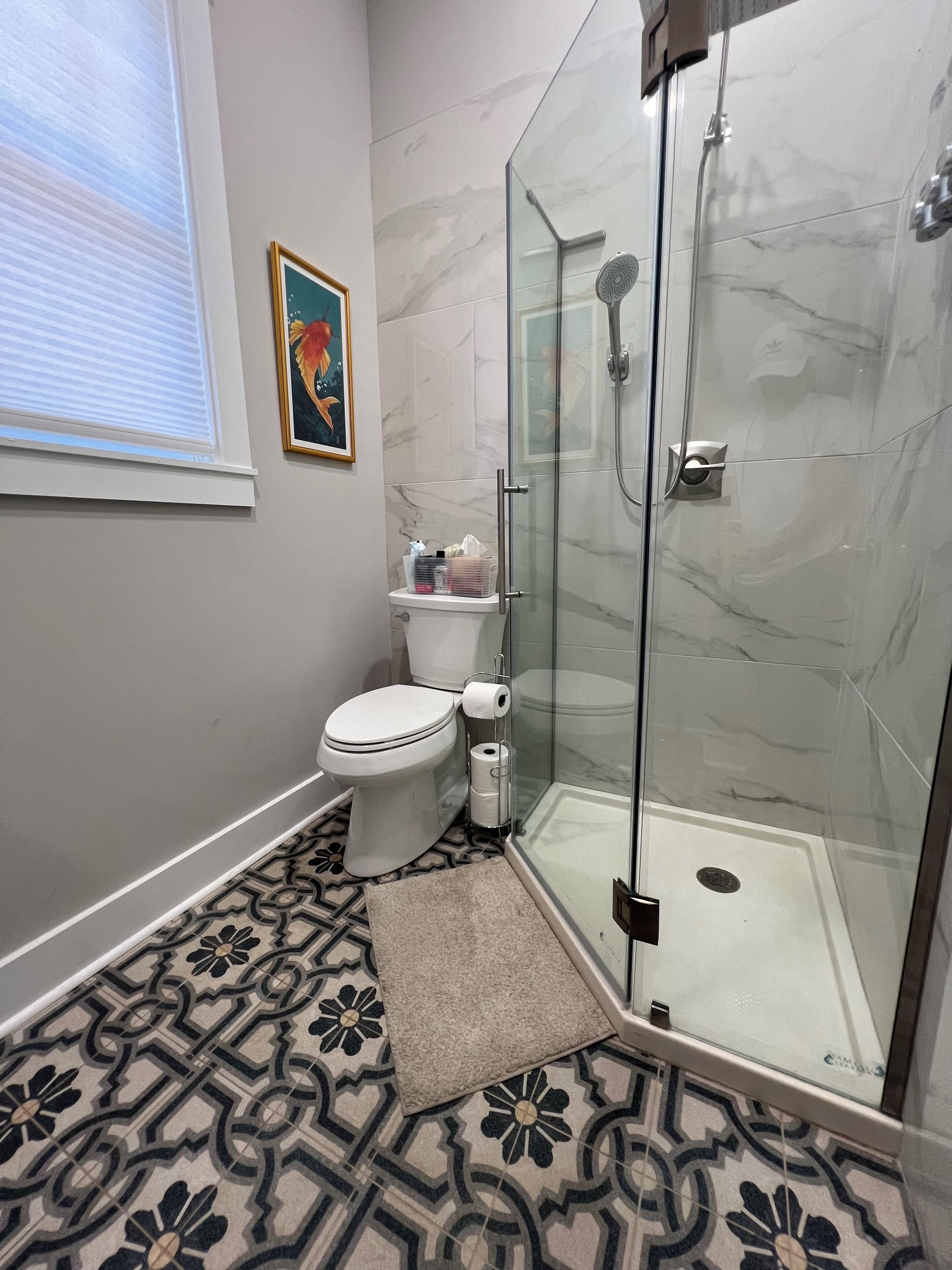 Een haardroger, handdoeken, zeep, toiletpapier