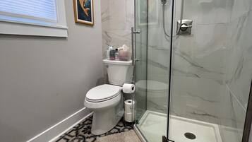 Een haardroger, handdoeken, zeep, toiletpapier