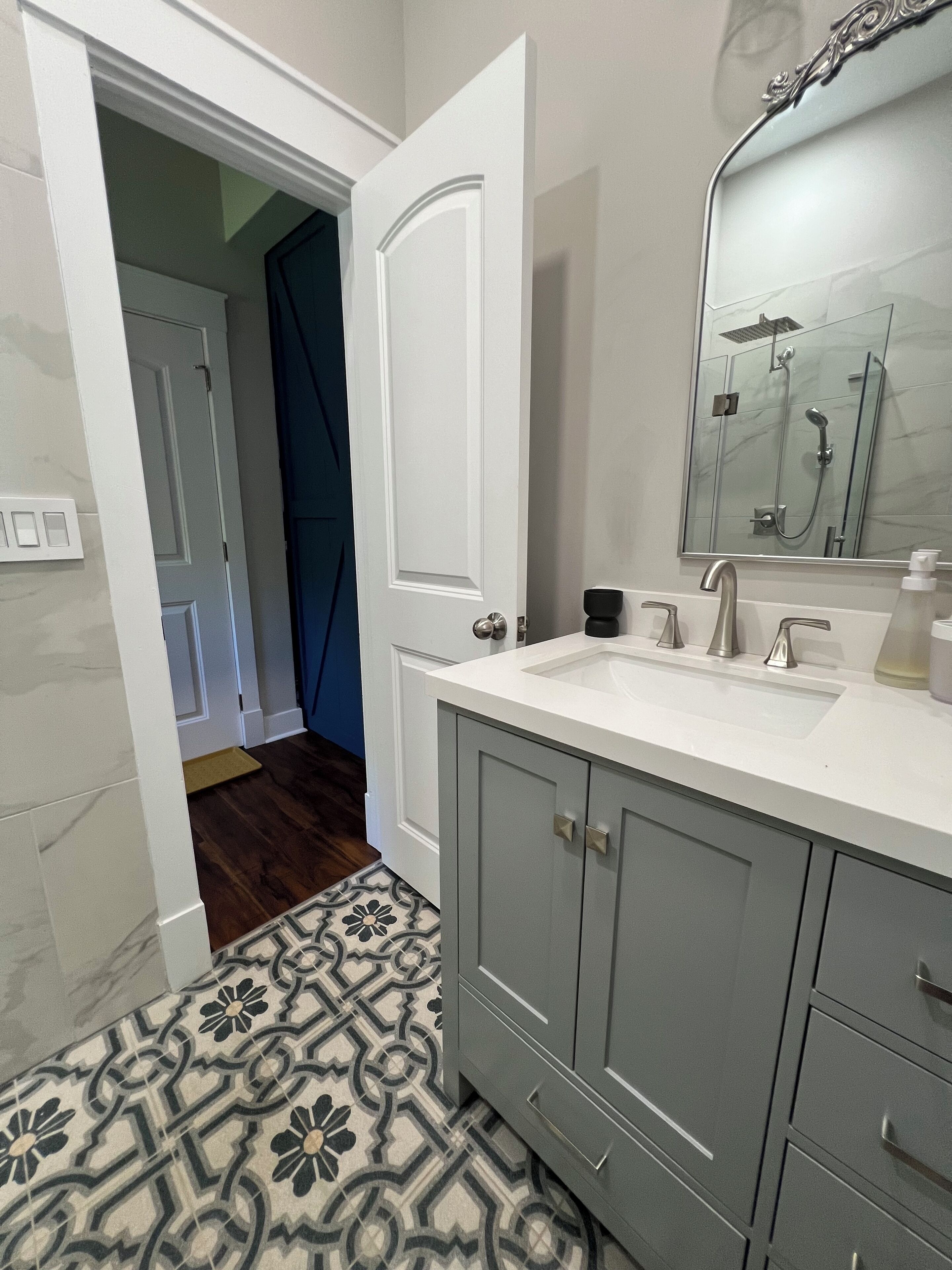 Een haardroger, handdoeken, zeep, toiletpapier