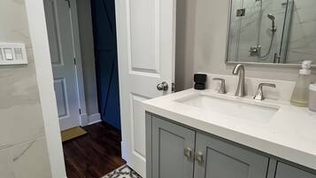 Een haardroger, handdoeken, zeep, toiletpapier