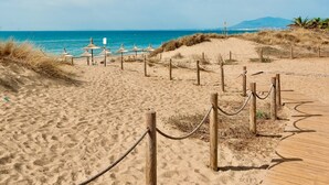 A sandy beach with wooden pathways and rope barriers. - SR Dunas de Carib Playa Marbella (Marbella)