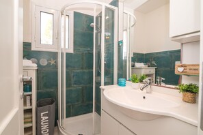 Dusche, Bidet, Handtücher