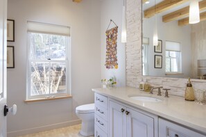 Haartrockner, Handtücher, Seife, Shampoo