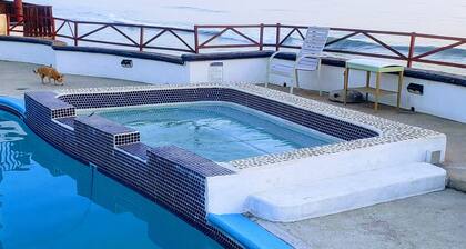 Spectacular oceanview penthouse - rooftop terrace, bbq, pool, jacuzzi & beach