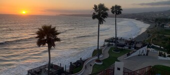 Spectacular oceanview penthouse - rooftop terrace, bbq, pool, jacuzzi & beach