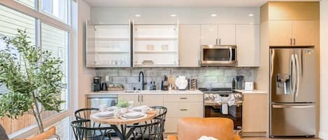 Kühlschrank, Mikrowelle, Ofen, Herdplatte