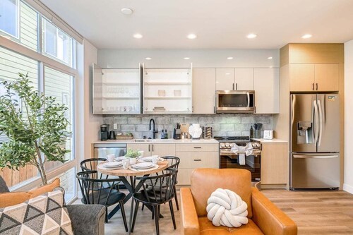 Perch - Trendy hideaway near Seattle's heart. Take in the Mt Rainier views!