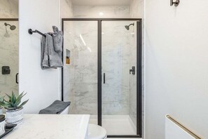 Sèche-cheveux, serviettes fournies