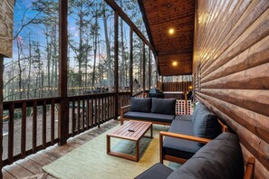 Terrace/patio - Play All Day | Mini Golf + Pool Table + Hot Tub (Broken Bow)