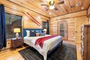 4 室のベッドルーム、デスク、アイロン / アイロン台、旅行用ベビーベッド