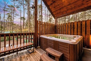 Outdoor spa tub - Play All Day | Mini Golf + Pool Table + Hot Tub (Broken Bow)