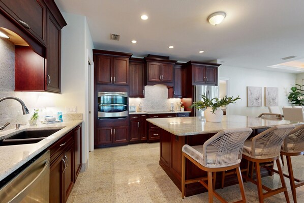 Kylskåp, mikrovågsugn, ugn och spishäll