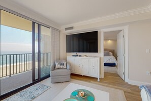 Een televisie en boeken