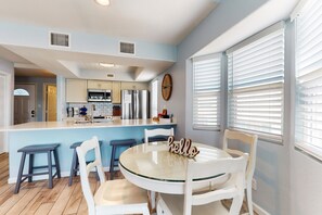 Dining - Bayfront condo with ocean views, balcony, tennis, & pool (Rockport)