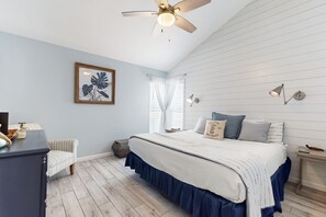 2 bedrooms, WiFi, bed sheets - Bayfront condo with ocean views, balcony, tennis, & pool (Rockport)