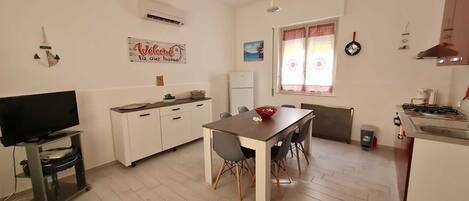 Kylskåp, mikrovågsugn, ugn och kaffe- och tebryggare