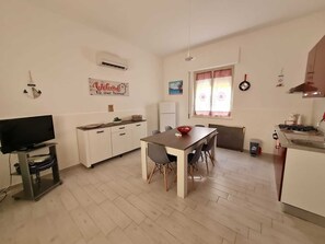 Réfrigérateur, micro-ondes, four, cafetière/bouilloire