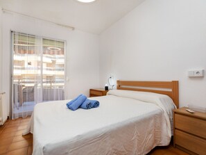 2 bedrooms, desk, internet
