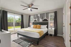 4 bedrooms, iron/ironing board, free WiFi, bed sheets - Tipsy Turtle - New Listing (Brunswick)